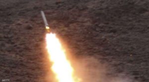 الحوثي يرد على استهداف معاقله في اليمن بقصف البحر الأحمر