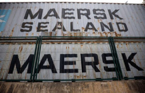 هجمات الحوثيين على سفن البحر الأحمر تتسبب في رفع أسعار الشحن البحري