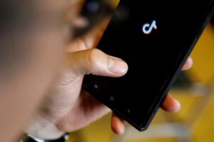 إدمان الأطفال على وسائل التواصل الاجتماعي يثير جدلاً في أوروبا