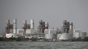 ترامب يضاعف جهوده للسيطرة على النفط الفنزويلي عبر المبيعات ومصادرة السفن