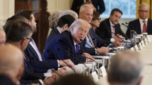 شركات النفط الأمريكية تبلغ ترامب حذرها من الالتزام باستثمارات كبرى في فنزويلا