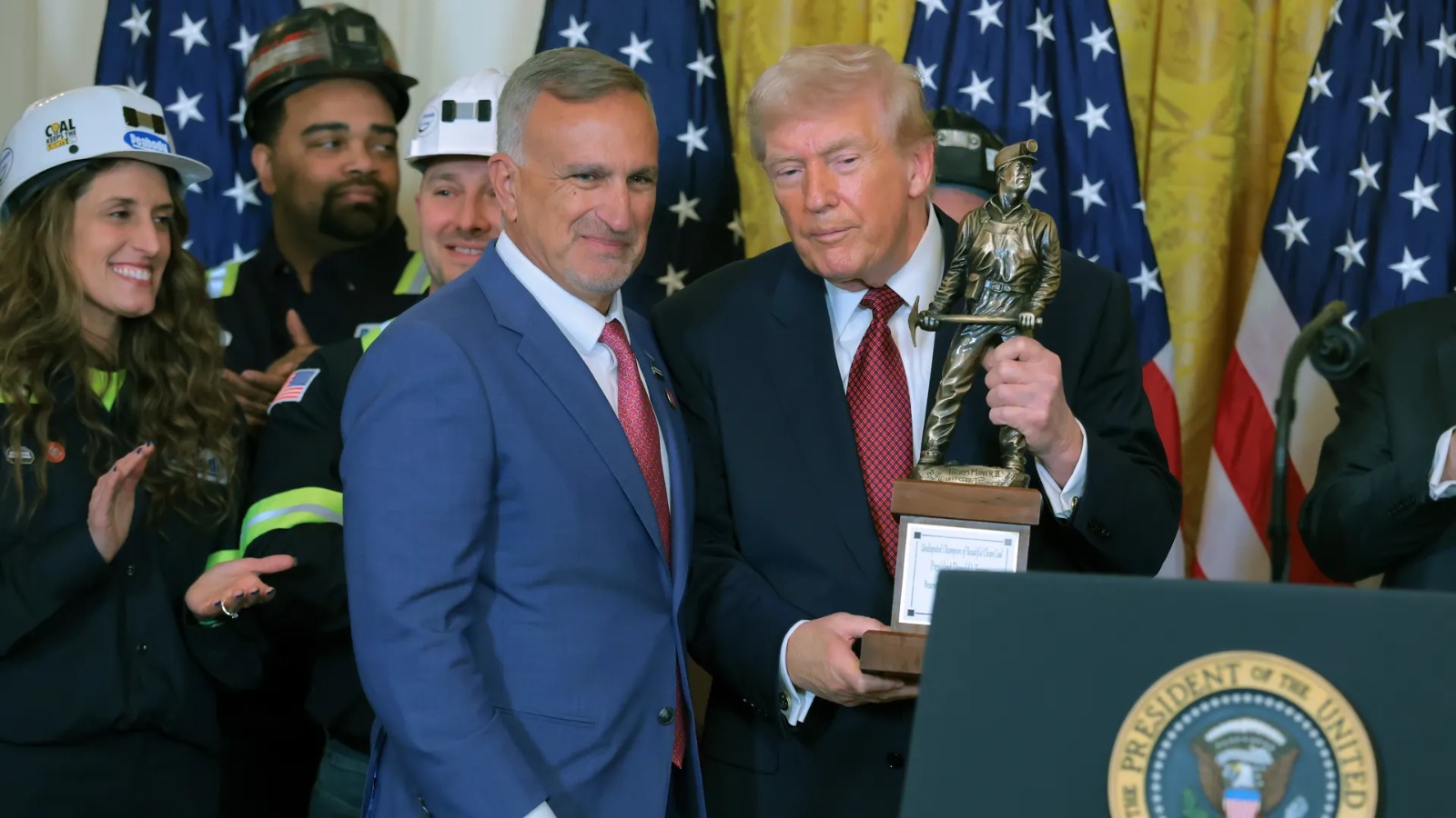 ترامب يتوج «بطلاً للفحم بلا منازع» في البيت الأبيض ضمن حملة دعم الوقود الأحفوري