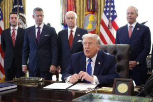 ترامب يلوّح بإنهاء الحرب دون فتح هرمز وسط انسحاب أحادي محتمل