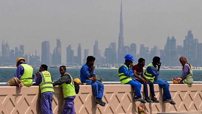 رغم الصواريخ في السماء.. العمال الهنود في الخليج يتمسكون بالبقاء