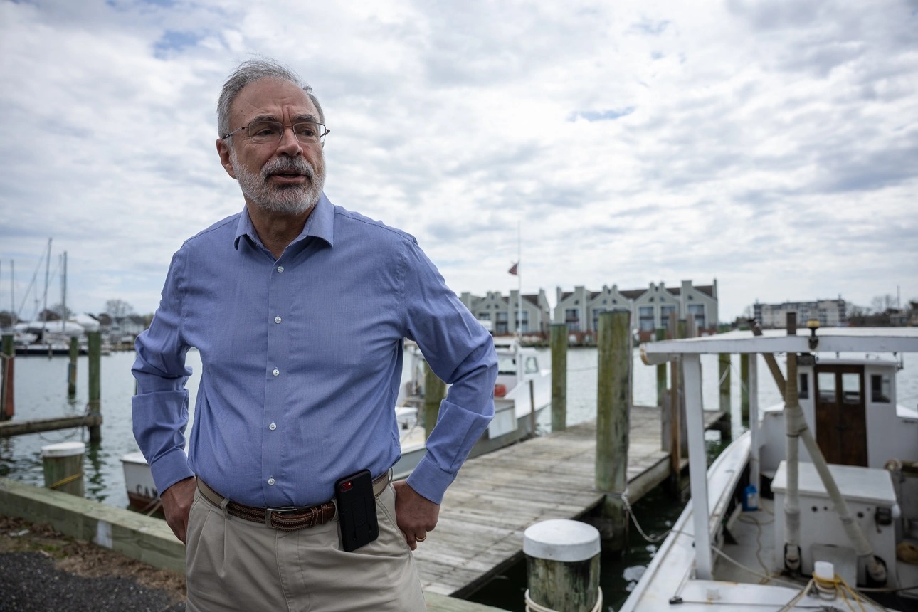 تناقض الهجرة في واشنطن: حليف ترامب يشدد الترحيل ويفتح الباب للعمال الأجانب