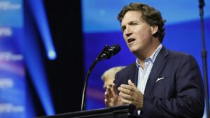 الصحفي الأمريكي تاكر كارلسون