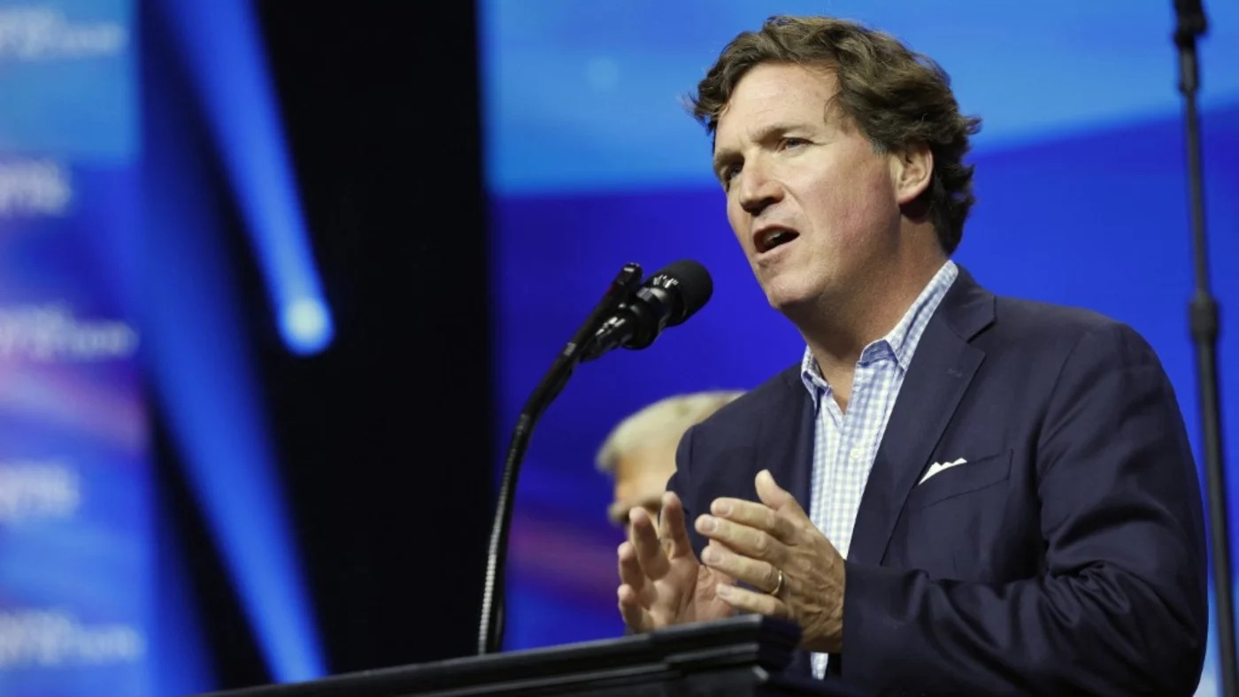 كارلسون يهاجم لندن: اعتقالات جماعية تكشف أزمة الحريات بعد حظر “فلسطين أكشن”