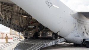 صفعة فرنسية لإسرائيل: باريس تغلق أجواءها أمام السلاح الأمريكي وتفجّر أزمة غير مسبوقة