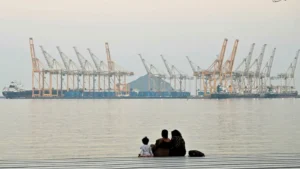 وساطة عُمانية لفتح مضيق هرمز وسط تصعيد عسكري واسع بين واشنطن وطهران