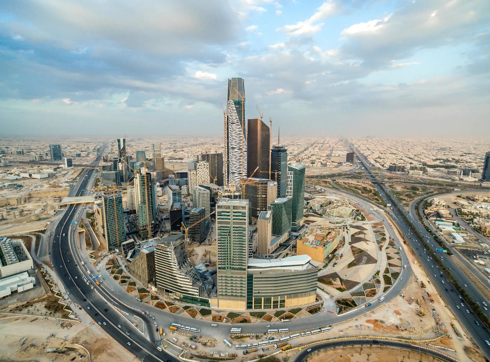الحرب على إيران تضغط على الاقتصاد السعودي وتخفض توقعات النمو