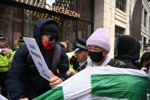 صادق خان يدين معرضاً إسرائيلياً في لندن لتسويق عقارات بالمستوطنات