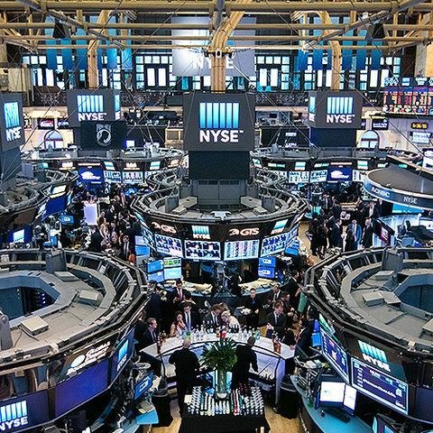 تقرير الوظائف الأمريكي يربك الأسواق ويعمق الجدل حول قرار الفائدة في سبتمبر