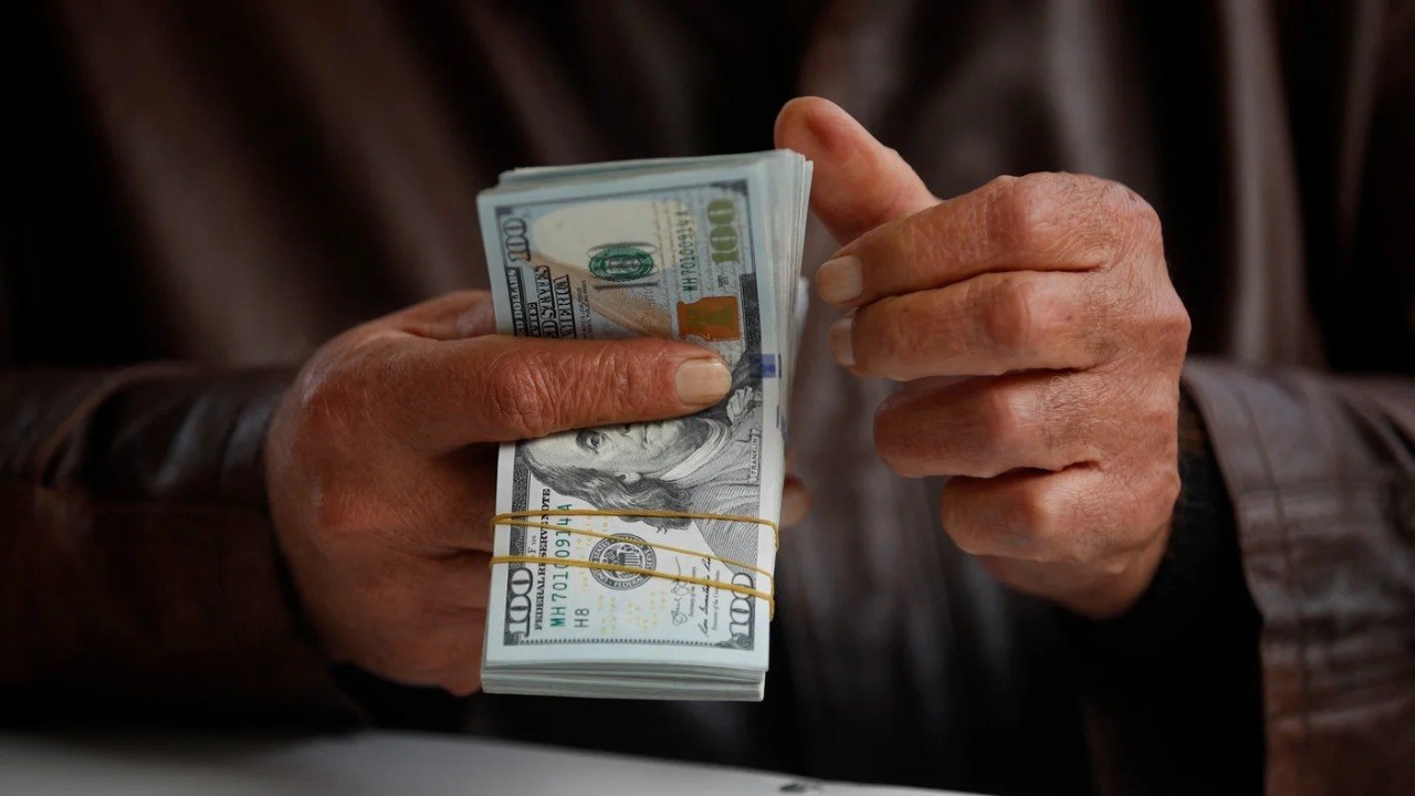تفاصيل سيطرة الولايات المتحدة على عائدات النفط العراقية